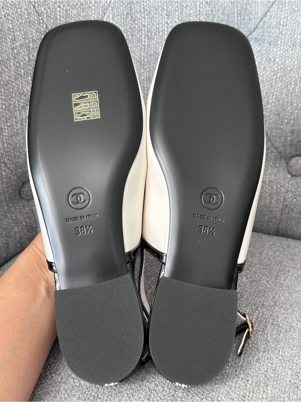 2026B CHANEL WHITE AND BLACK LEATHER SLINGBACKS SHOES with GOLD CC LOGO 38.5 - Picture 10 of 16